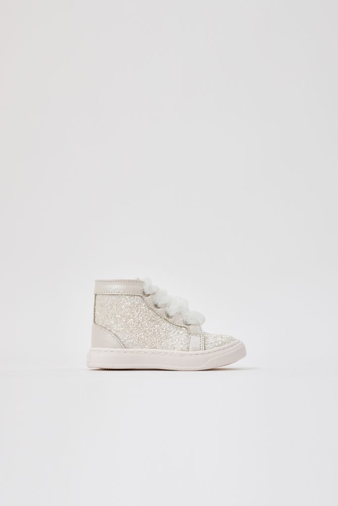 Sneaker περπατήματος από off white γκλιτερ και δέρμα. Δέσιμο με οργαντίνα. Νούμερα 19-27.