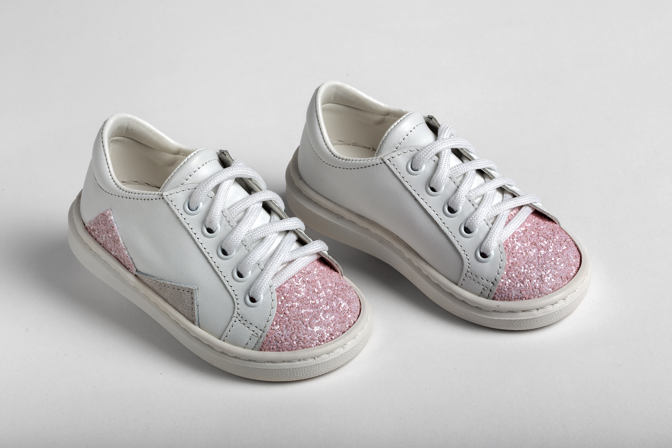 K575P Sneaker περπατήματος σε λευκό δέρμα και ροζ γκλίτερ - Image 1