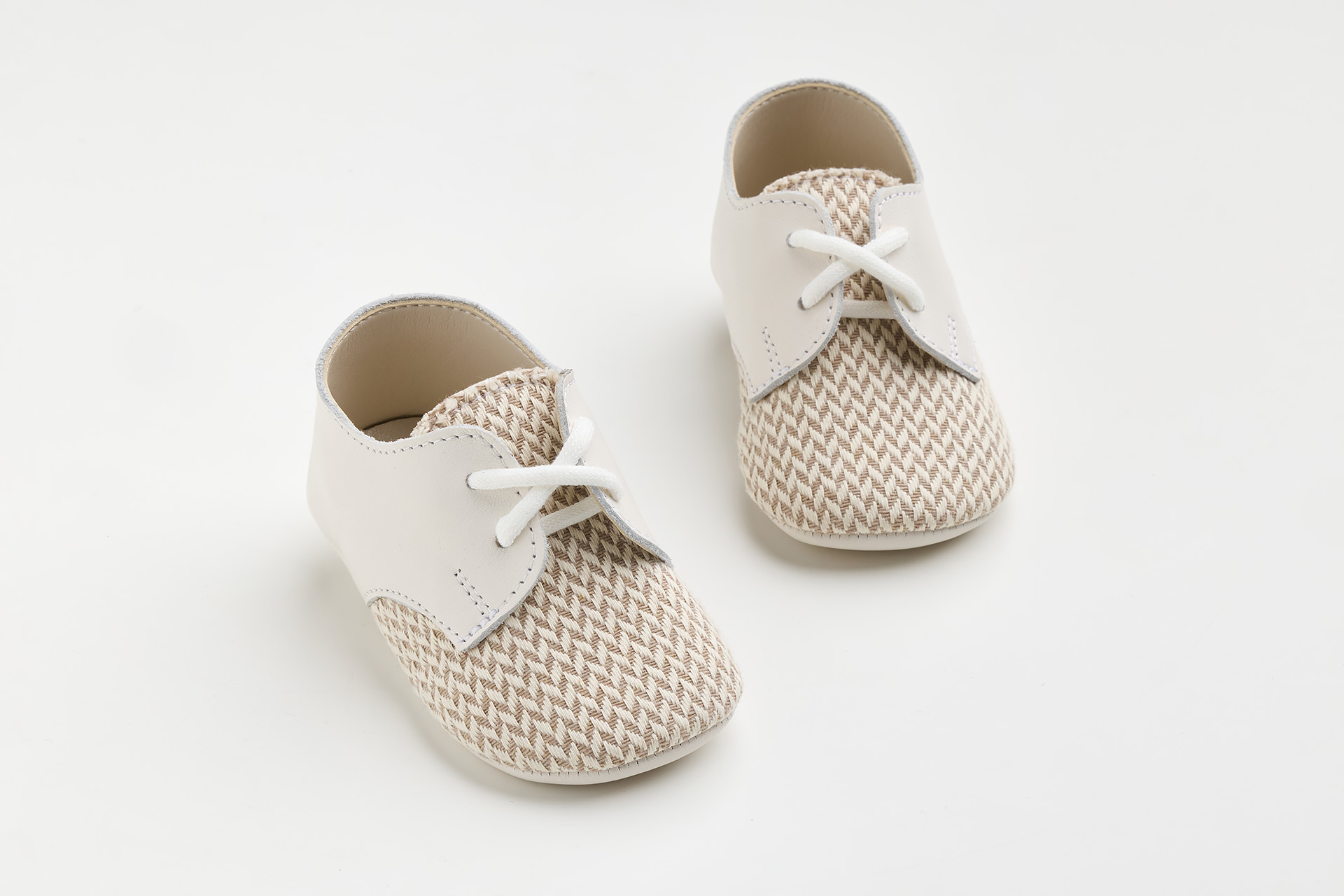 A602E Παπουτσάκι αγκαλιάς σε εκρού λείο δέρμα και ύφασμα με μοτίβο - Image 1